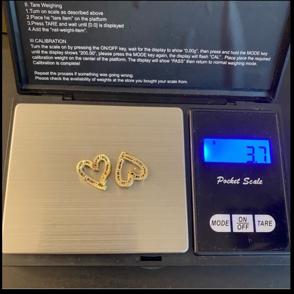 ⭐️10K Gold⭐️ Classic Diamond 💎 Heart 💗 Stud Earrings EUC - Picture 7 of 10